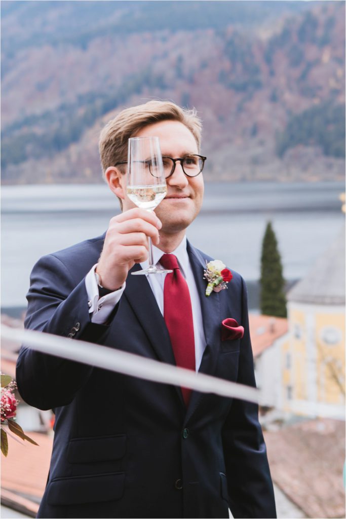 Bräutigam hält Sektglas in der Hand hoch