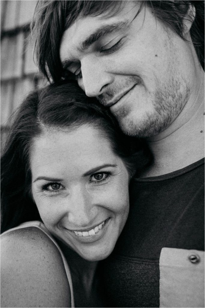 Innige Nahaufnahme von einem Paar, Frau schaut in die Kamera