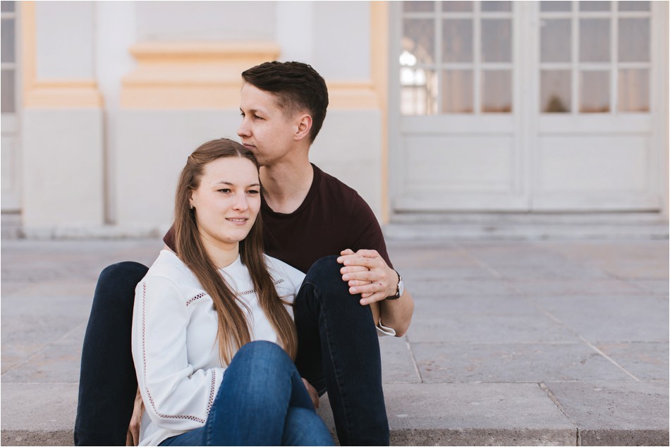 Paar sitzt zusammen auf einer Treppenstufe