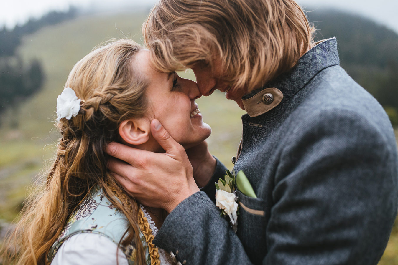 brautpaarportrait in tracht, brautpaar steht nah beisammen, Köpfe zusammen