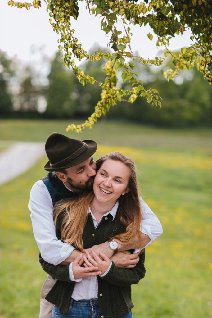 Brautpaar umarmt sich von hinten im Aschbacher Hof