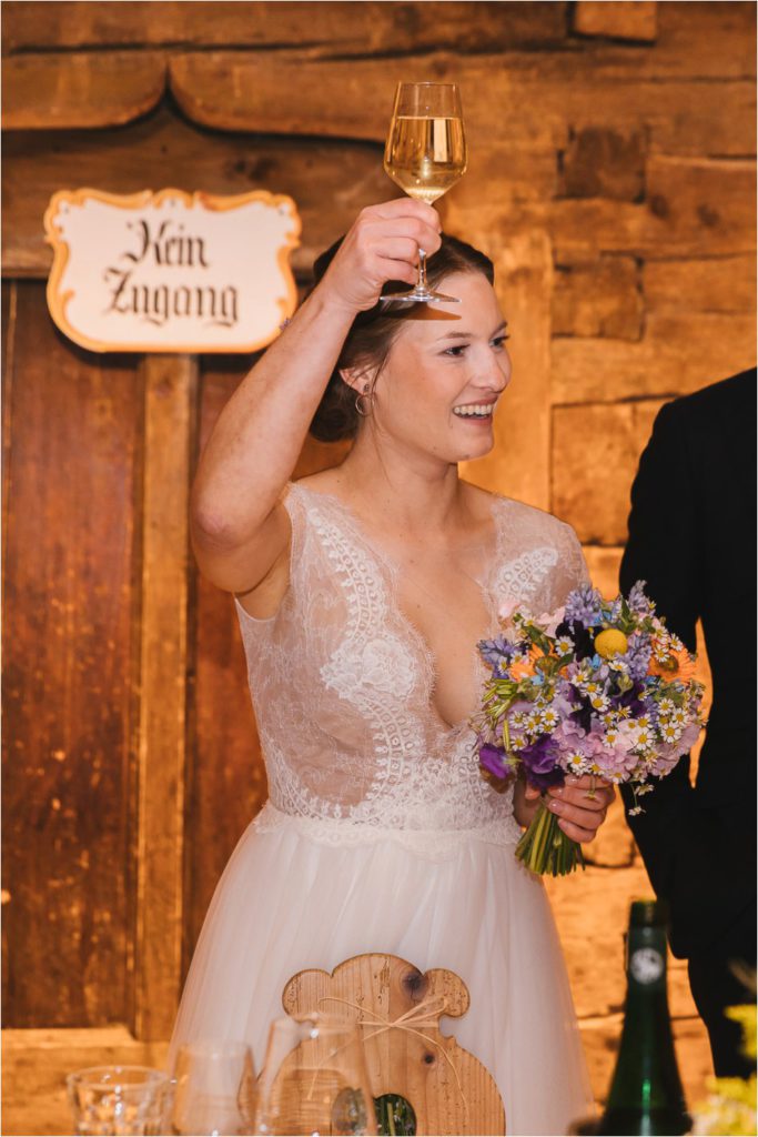 Braut hält Sektglas hoch