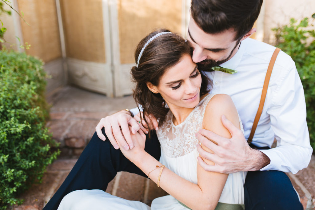 Brautpaar sitzt innig auf einer Treppenstufe