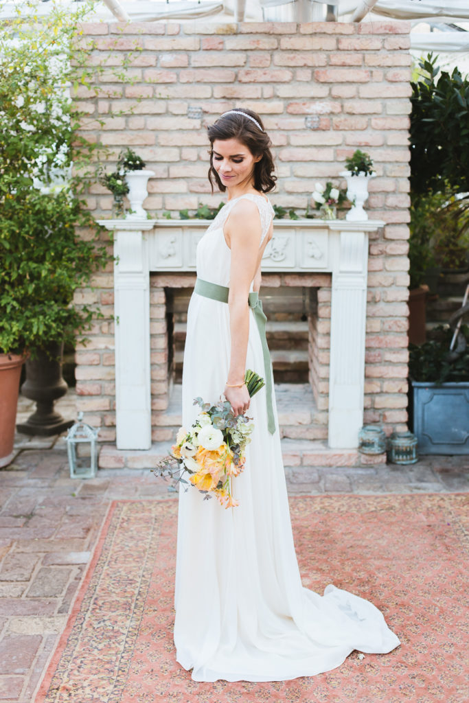 Brautportrait vor einem Kamin