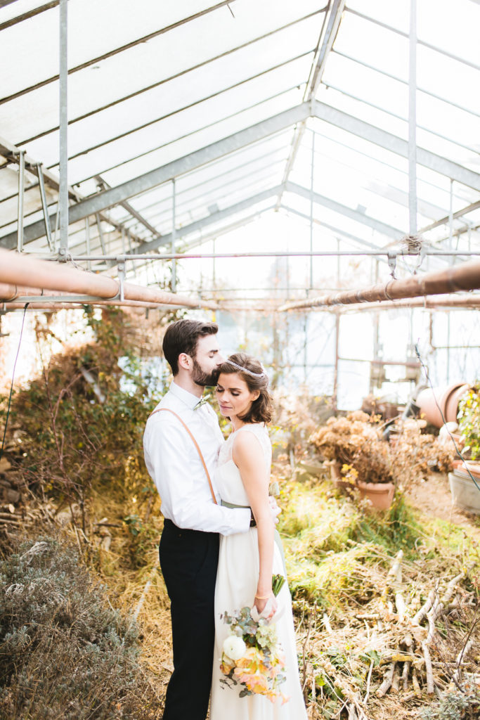 Brautpaar steht zueinander, innig, geschlossene Augen in einer Gärtnerei