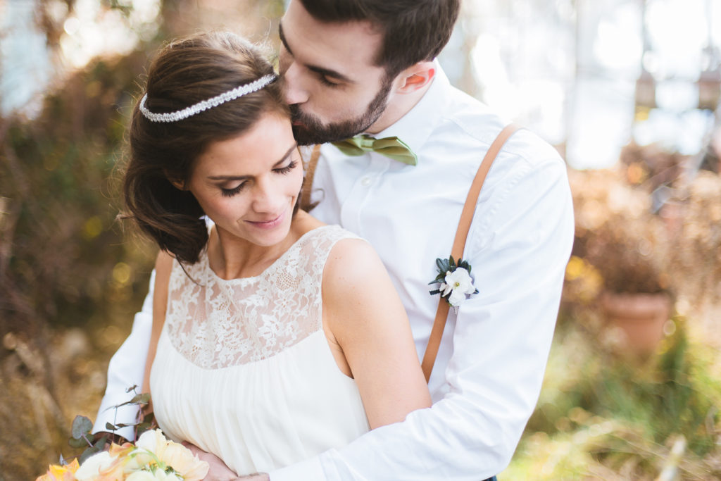 Bräutigam küsst Braut auf die Schläfe