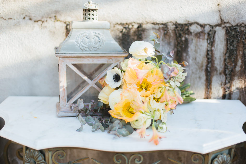 Brautstrauß auf einem Tisch in der alten Gärtnerei