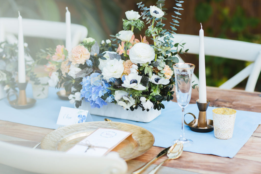 Tischdekoration in der alten Gärtnerei mit frischen Blumen