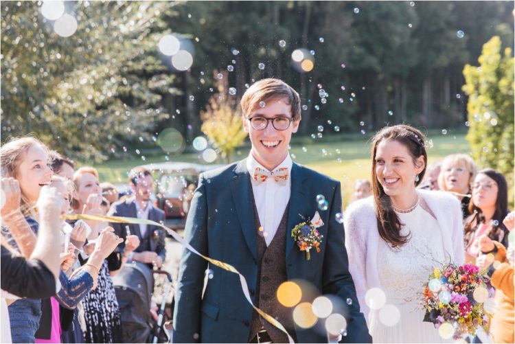 Brautpaar wird empfangen mit vielen Seifenblasen