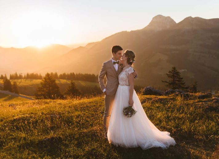 Brautpaar in Bayrischzell bei Abendsonne im Juni