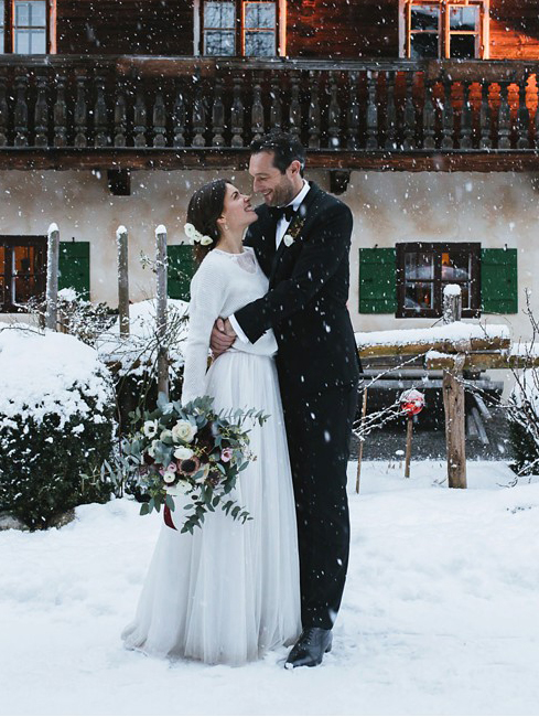 romantisches Brautpaarfoto im Winter am Hasenöhrlhof