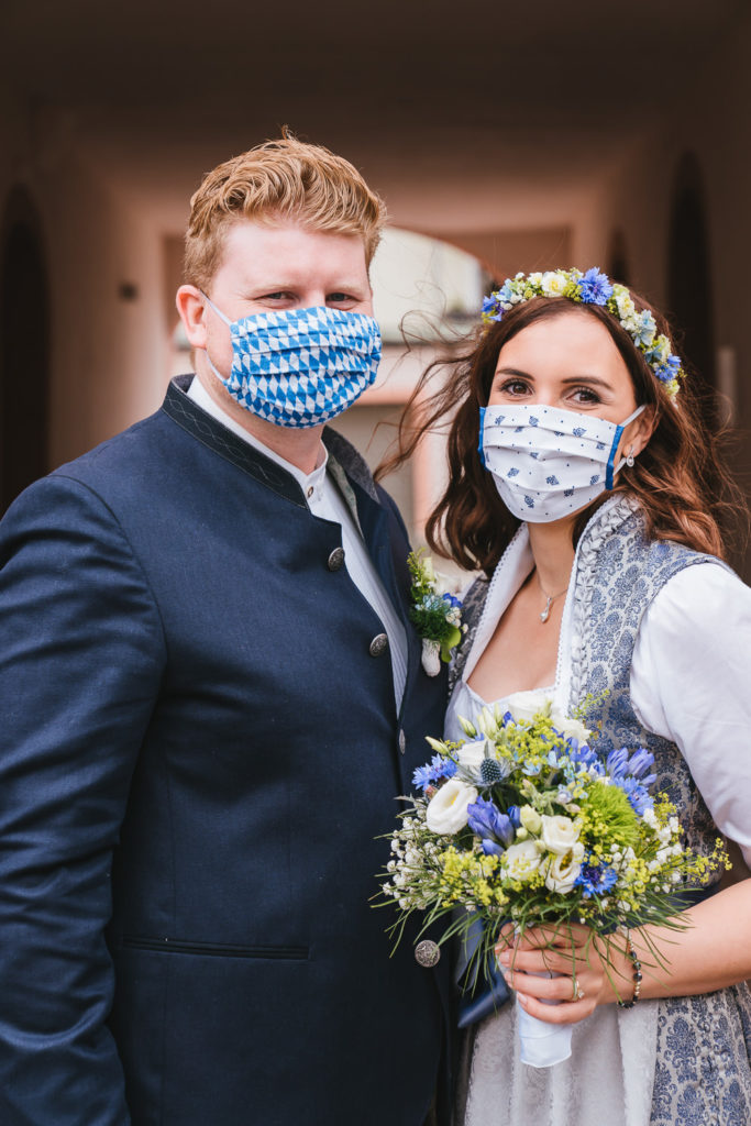 Brautpaar mit Mund Nasen Schutz