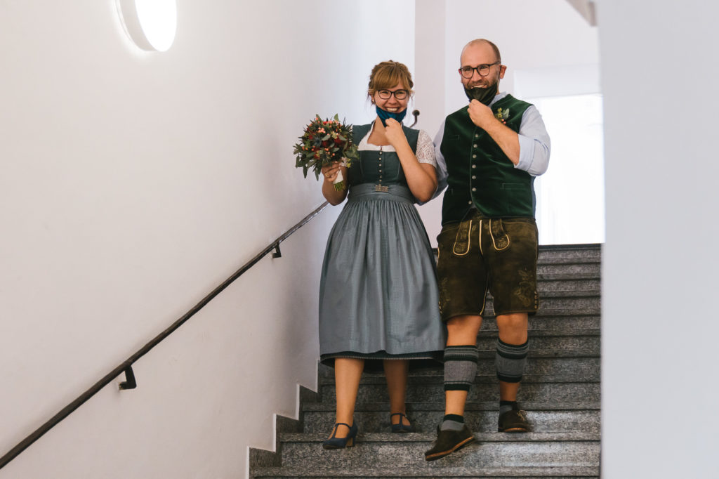 Brautpaar mit Mund Nasen Schutz nach Trauung