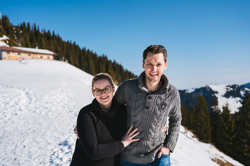 Verlobungsfoto mit lachendem Paar im Schnee