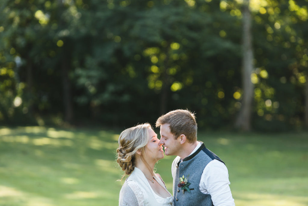 Brautpaar küsst sich im Garten vom Jagdhaus in Eicherloh