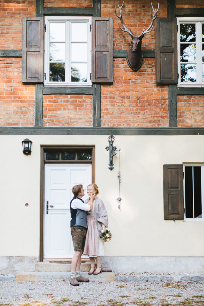 Brautpaar am Eingang vom Jagdhaus Eicherloh