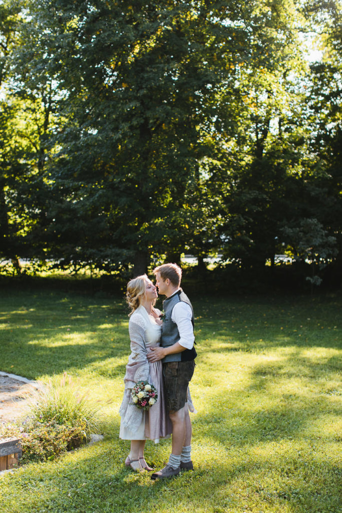 Brautpaar im Morgenlicht im Park von Eicherloh