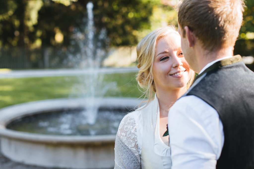 Brautpaar mit Brunnen im Hintergrund vom Jagdhaus Eicherloh