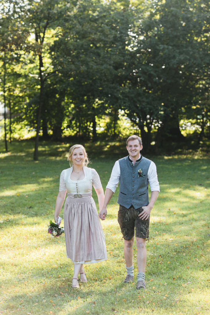 Brautpaar im Morgenlicht strahlend lachend vor ihrer Trauung