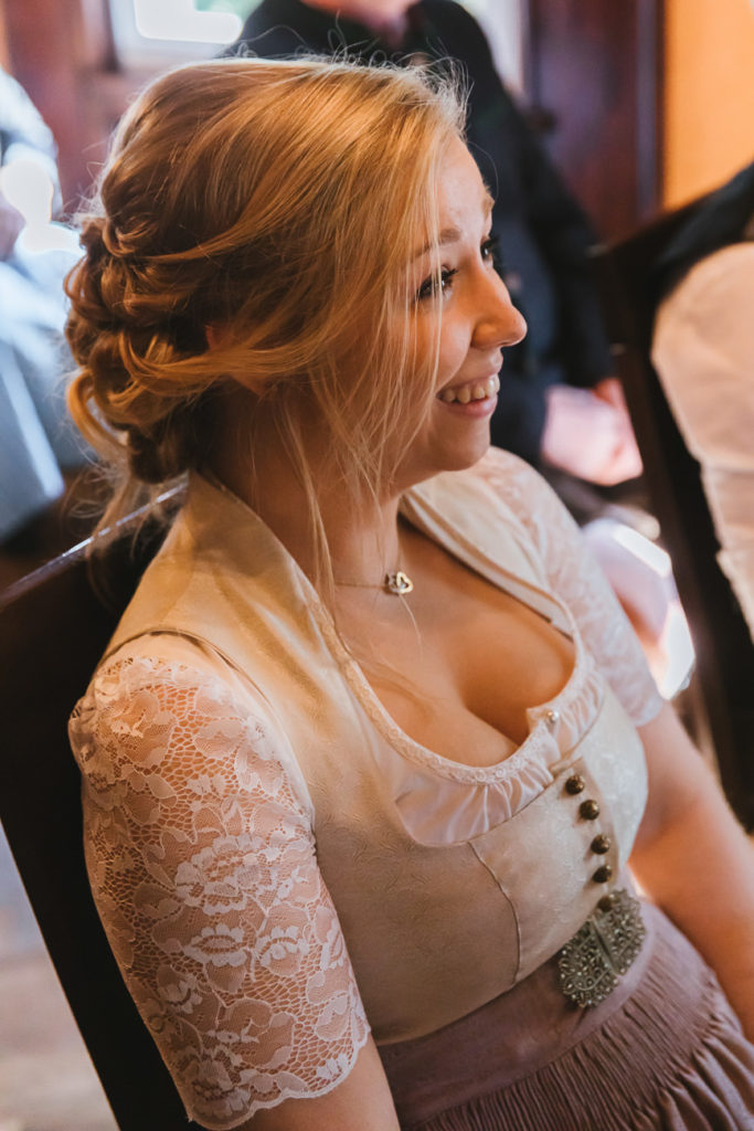 Braut lacht bei ihrer Trauung