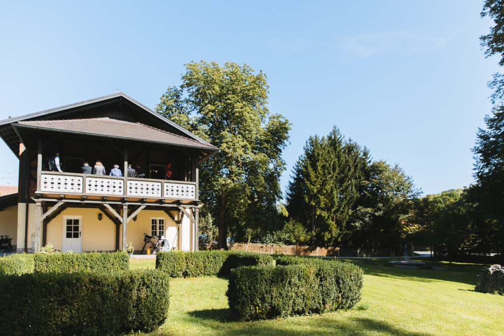 Jagdhaus Eicherloh mit Gästen auf dem Balkon