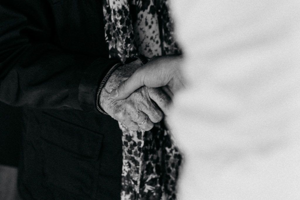 Braut hält die Hand ihrer Grossmutter