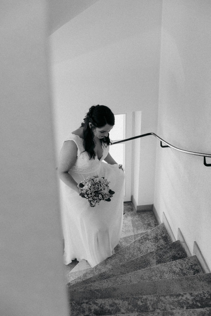 Braut geht zu ihrer Trauung die Treppen hinauf im Jagdhaus Eicherloh