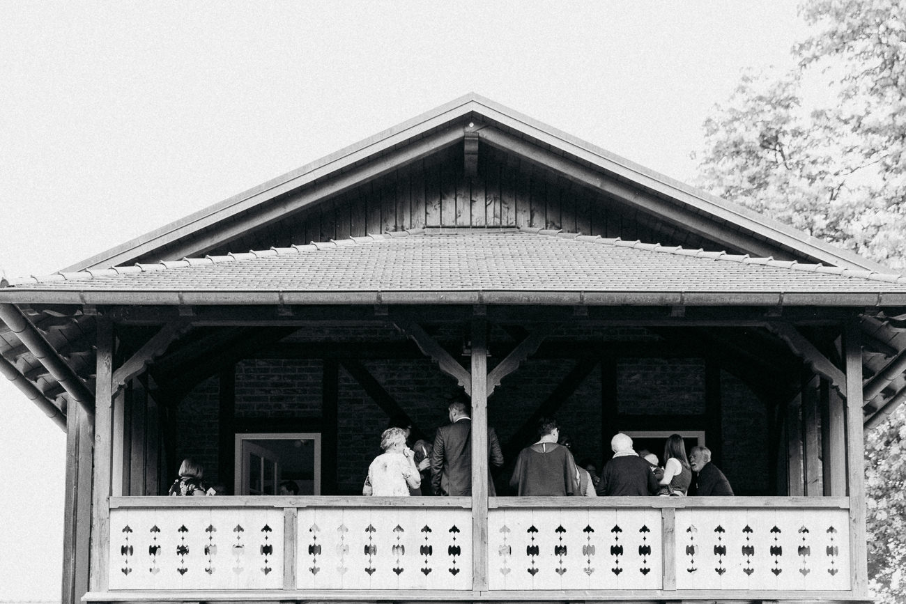 Hochzeitsgesellschaft steht auf dem Balkon vom Jagdhaus Eicherloh