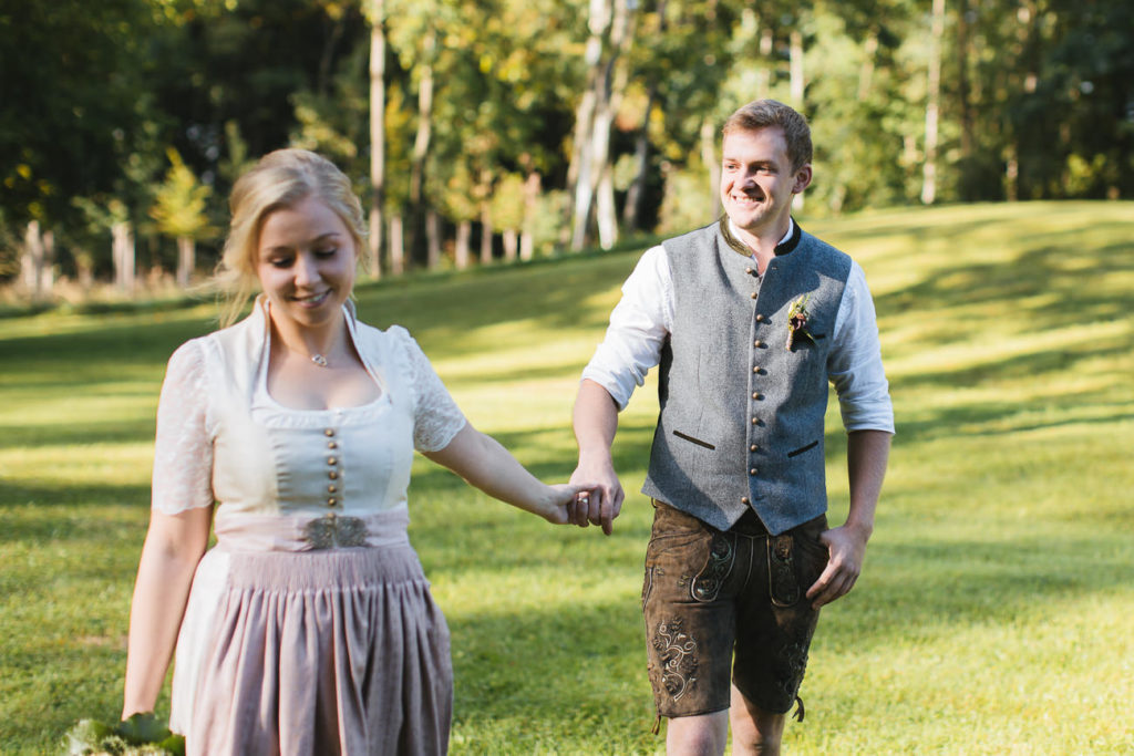 Brautpaar spaziert durch den Park vom Jagdhaus Eicherloh