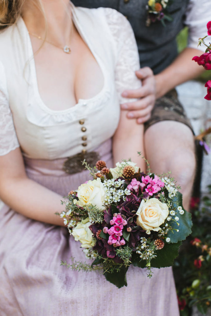 Brautstrauß mit Brautpaar in Tracht