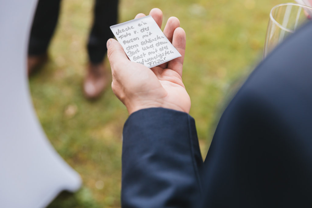 Mann hält Schild in der Hand