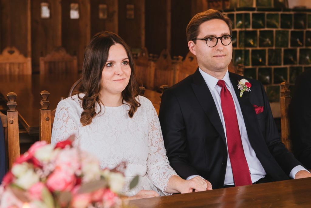 Brautpaar sitzt im Standesamt Schliersee