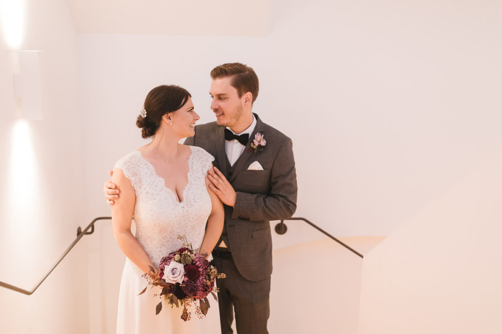 Brautpaarfoto im Porträt im Treppenhaus