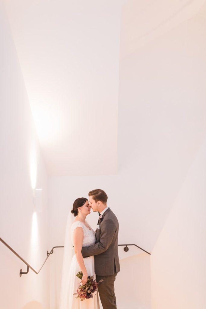 Brautpaarportrait im Treppenhaus in der Menterschwaige
