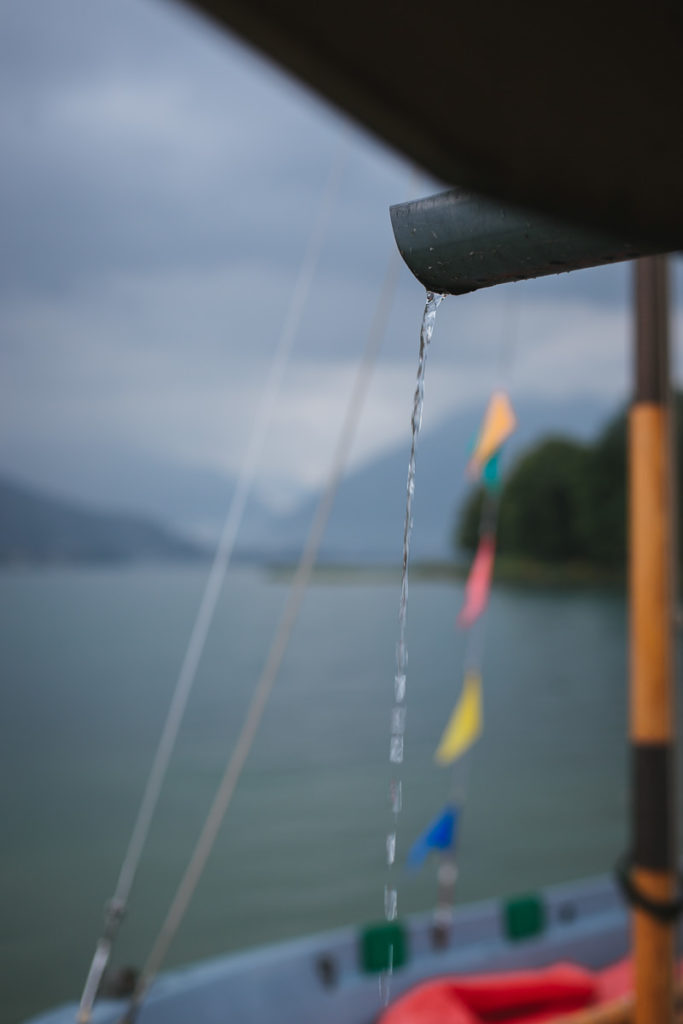 Wassertropfen aus einem Wasserrohr