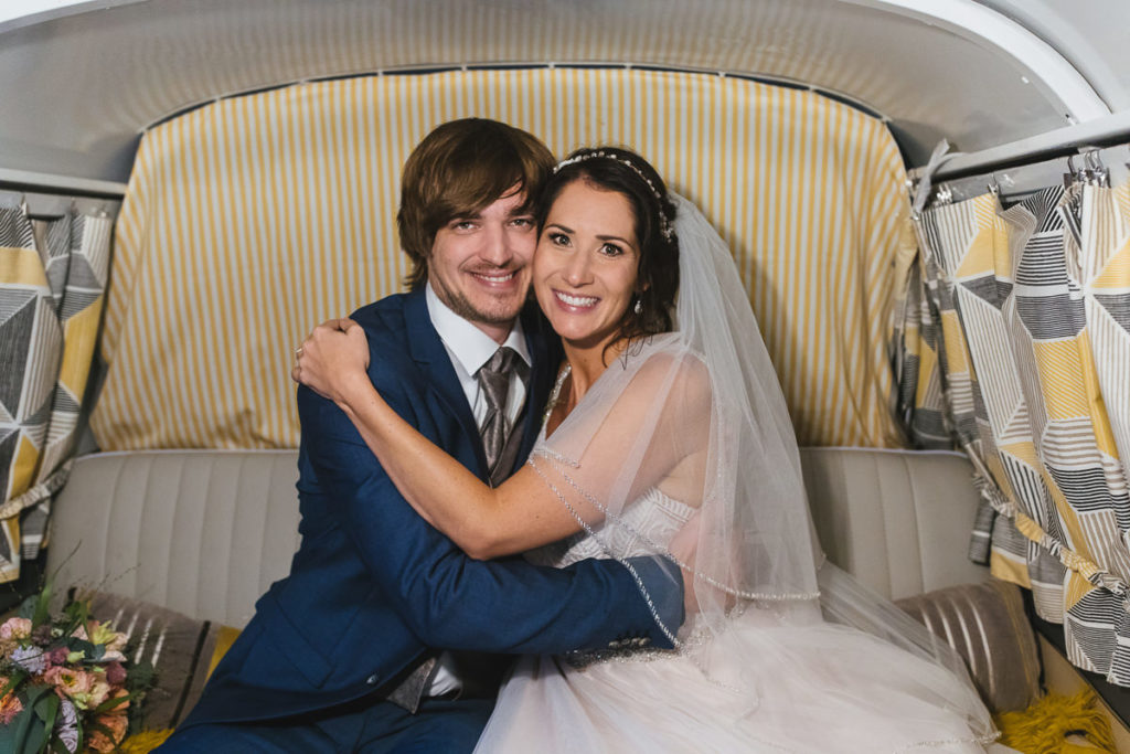 Lustiges Brautpaarfoto in Mingas Fotobus