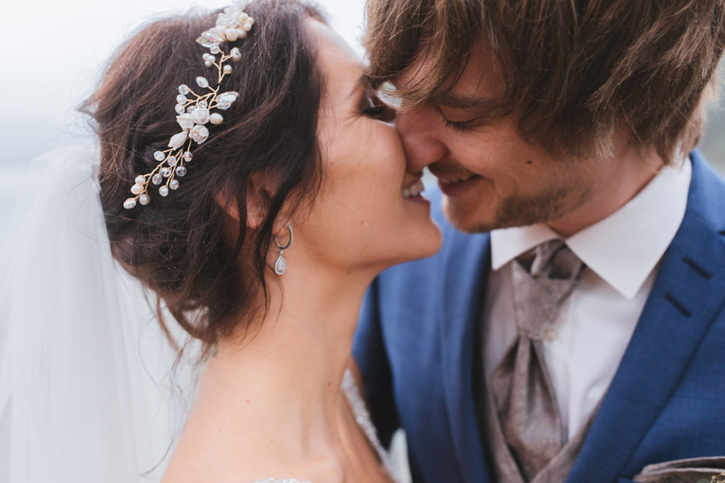 Brautpaarfoto bei ihrer Regenhochzeit am Schliersee in Nahaufnahme