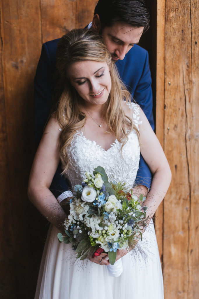 Brautpaar im Portrait innig beieinander in Riedering