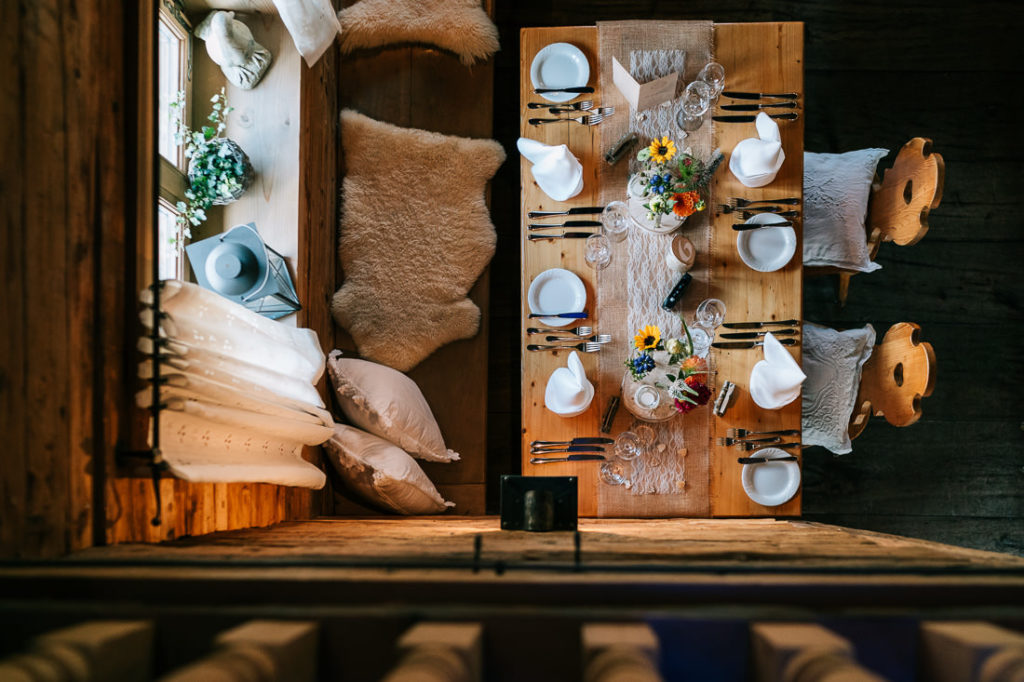 Tischdekoration Draufsicht in den Egerner Alm