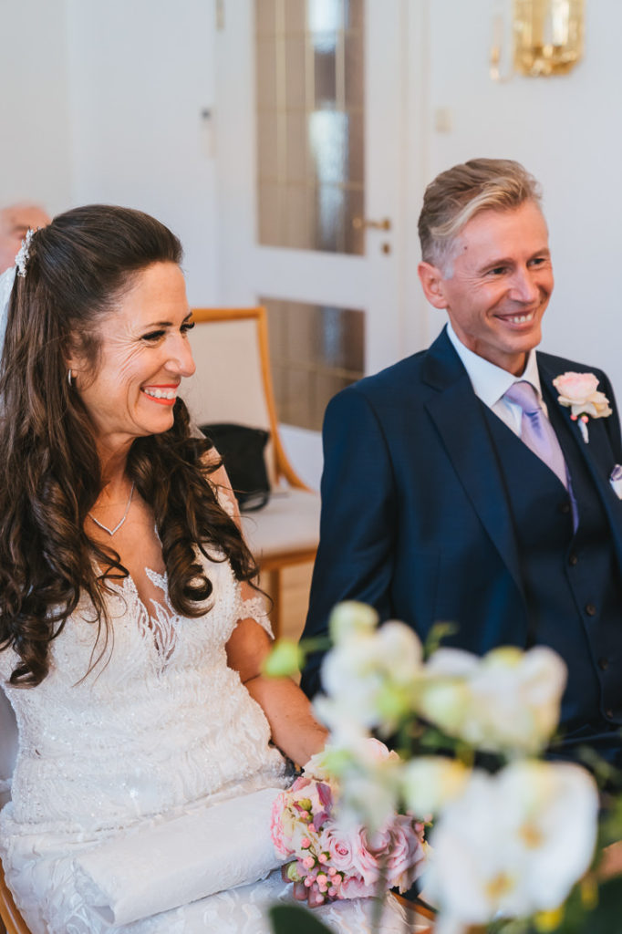 Brautpaar lacht im Standesamt Tegernsee