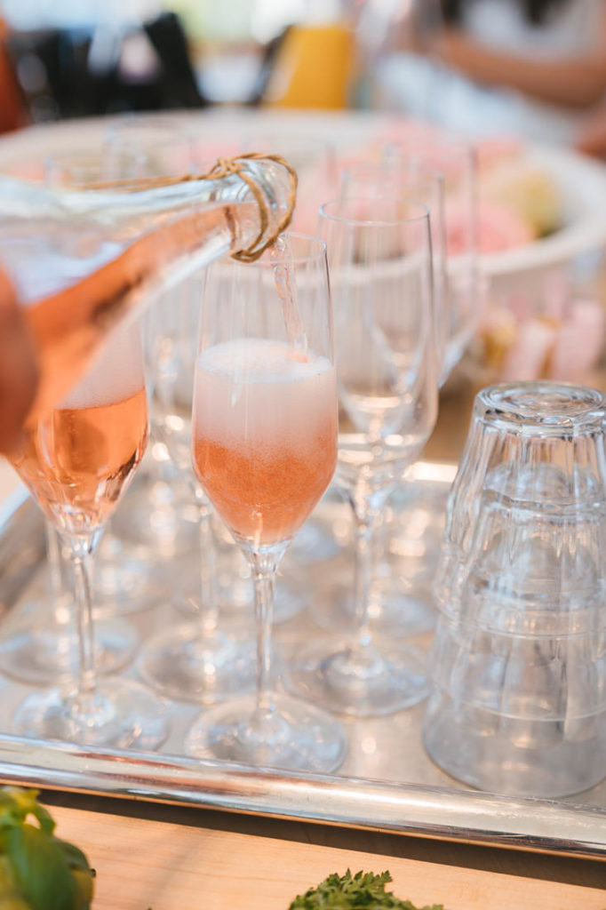 Sekt wird eingeschenkt