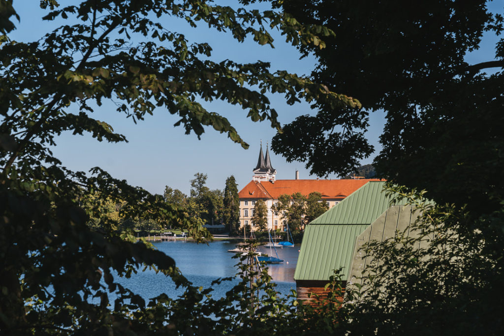 Tegernsee mit Bräuhaus
