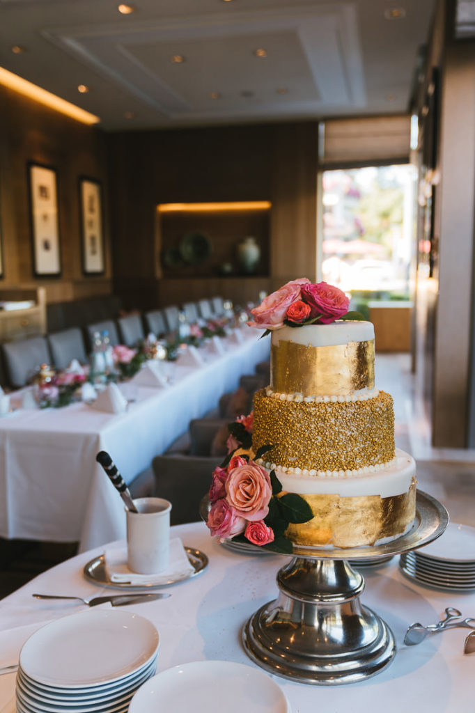 Gold-weisse Hochzeitstorte im Hotel Überfahrt