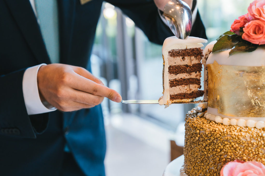 Tortenstück wird mit Messer und Löffel entnommen