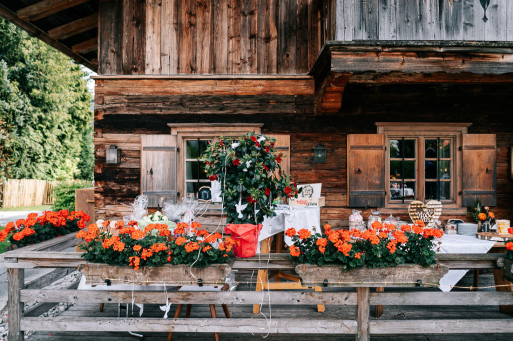 Egerner Alm von außen mit Geschenketisch