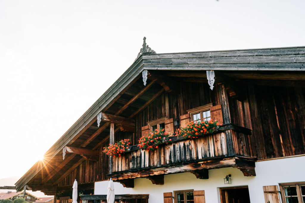 Egerner Alm Haus mit Sonnenschein