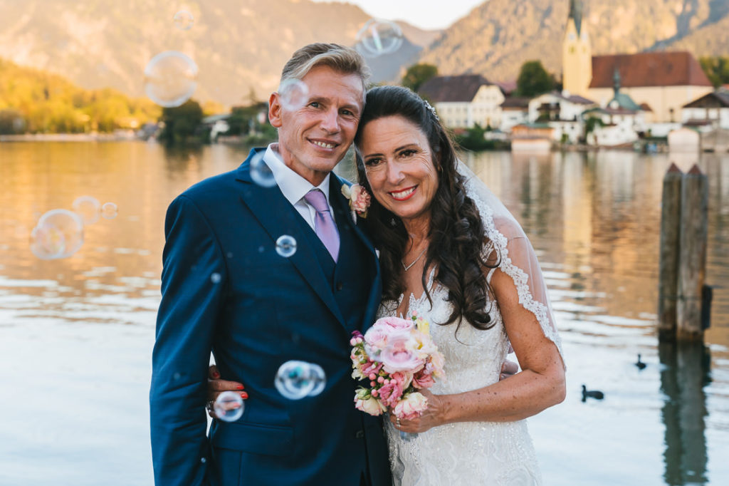 Brautpaar mit Seifenblasen am Tegernsee beim Malerwinkel