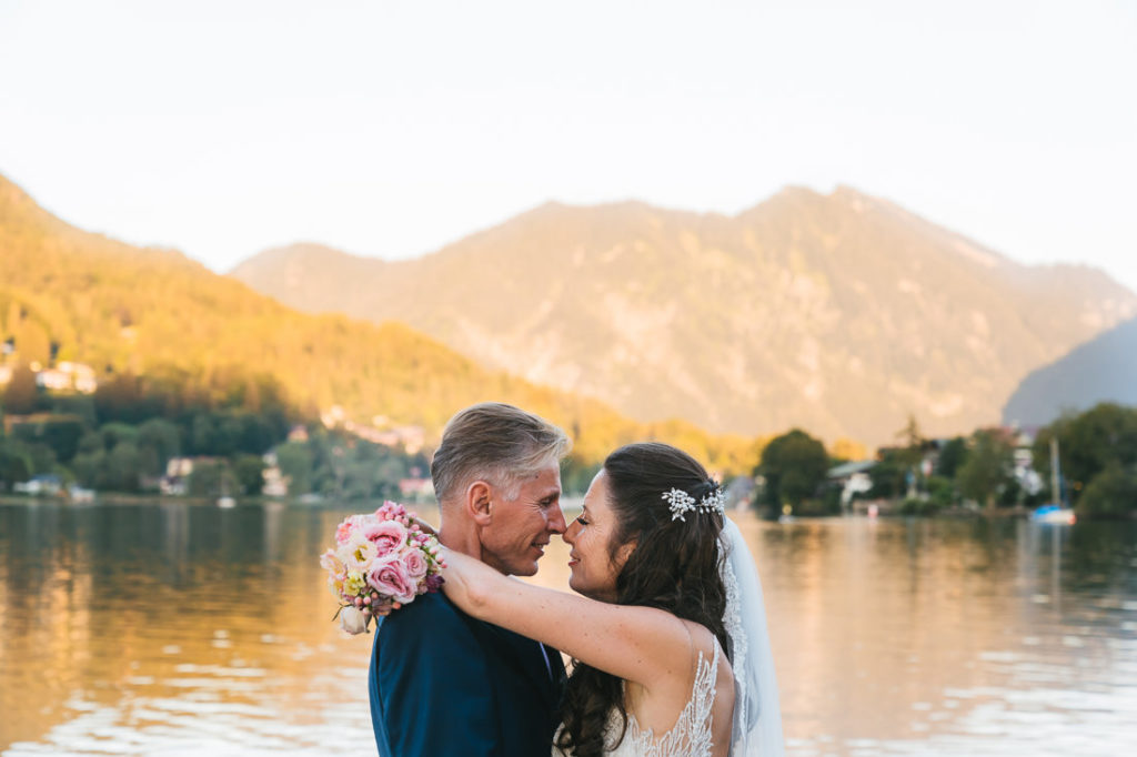 Brautpaar im Abendlicht am Tegernsee